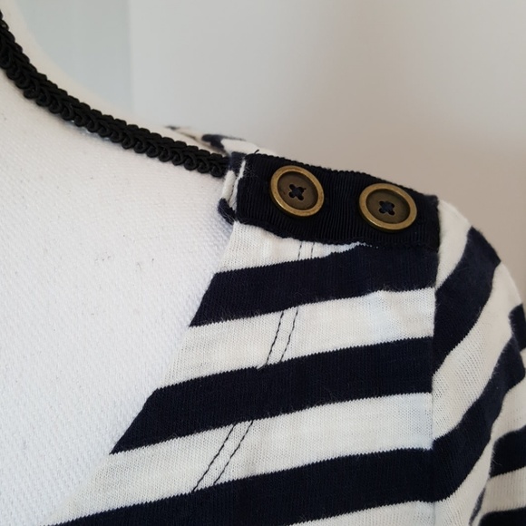 14:06 - Banana Republic Stripped Shirt - Picture 6 of 13